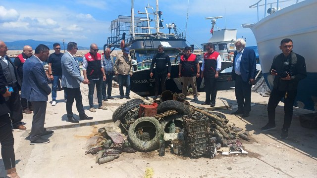  5 Haziran Dünya Çevre Günü'nde Balıkesir İl Tarım ve Orman Müdürlüğü ile Bandırma S.S. Çakıl Köyü ve Çevresi Su Ürünleri Kooperatifi işbirliğiyle deniz dibi çöpleri temizliği gerçekleştirildi.