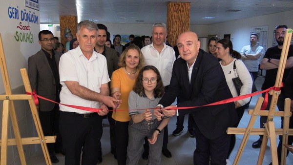 Balıkesir Bandırma'da Mesleki ve Teknik Anadolu Lisesi öğrencileri ve öğretmenleri, çevreden topladıkları atıklarla oluşturdukları eserleri sergilediler.