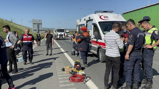 Kuzey Marmara Otoyolu'nda Türk Hava Yolları (THY)’na ait işçi servisinin bir kamyon ile çarpışması sonucu meydana gelen kazada 20’den fazla havalimanı personeli yaralandı.