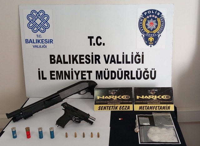 Balıkesir'deki narkotik ekiplerinin il genelinde gerçekleştirdiği uyuşturucu operasyonlarında, 69 kişi gözaltına alındı. Şüpheliler, adli makamlara sevk edildi ve yapılan incelemelerin ardından 6'sı tutuklandı.