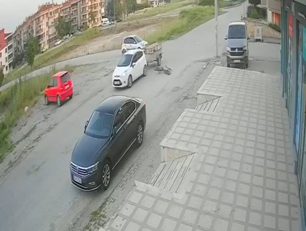 Balıkesir'de, arkasına römork bağlı olan araç ile bisiklet kavşakta kaza yaptı. Bisiklet sürücüsü arabanın römorkuna düştü.