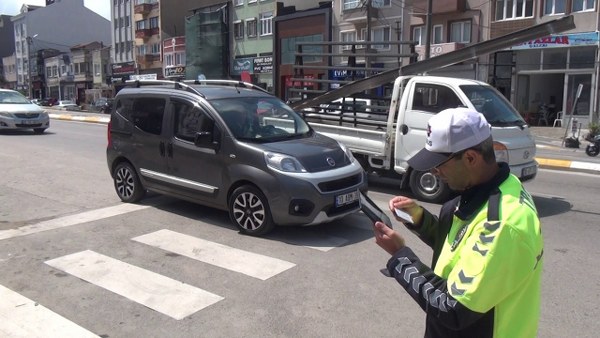Balıkesir Bandırma'da trafikte "Önce yaya" denetimleri hız kesmeden devam ediyor, Bandırma İlçe Emniyet Müdürlüğü Trafik Denetleme ekipleri  yaya ve sürücüleri bilgilendirmek için denetimlerine devam ediyor.