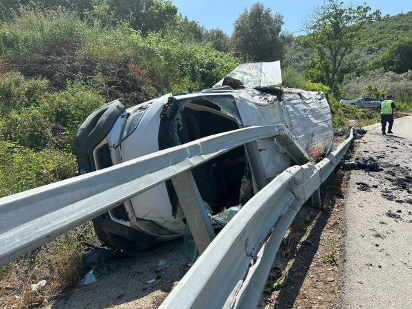 Bursa'da mangal kömürü taşıyan kamyonet viraja hızlı girince yan yattı. Sürücü, ağır yaralı olarak hastaneye kaldırıldı.