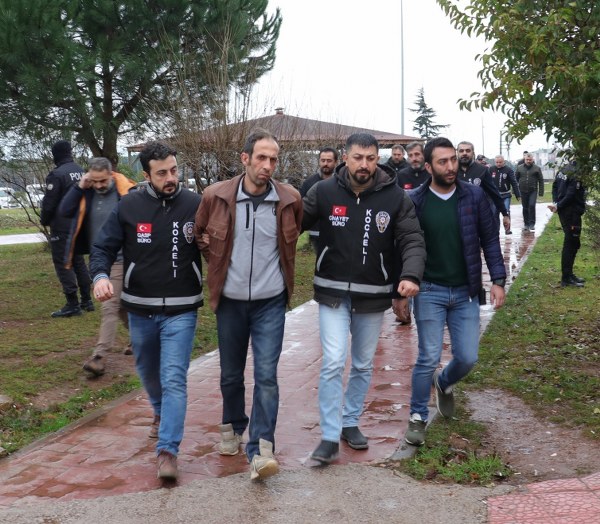 15 yıl önce kaybolan ve cinayete kurban gittiği iddia edilen Meryem Tahnal'ın kızı Melike Tahnal'ın  öldürülmesine ilişkin Palu ailesi olarak bilinen 1'i tutuklu 6 sanığın yargılanmasına devam ediyor.