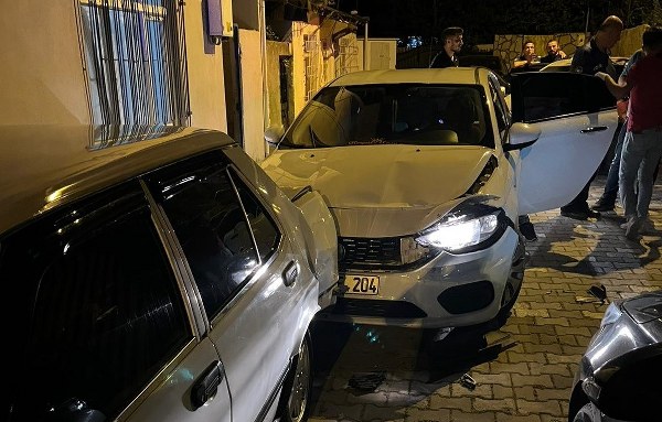 Balıkesir Edremit'te polisin uyuşturucu satıcılarına karşı mücadelesi devam ediyor. Polisin ''dur'' ihtarına uyuman araç kaza yaparak durduruldu.