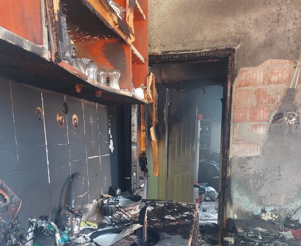 Balıkesir’in Edremit ilçesinde bir apartmanda çıkan yangın paniğe neden oldu. Evi kül eden yangının elektrik kontağından çıktığı tahmin ediliyor.