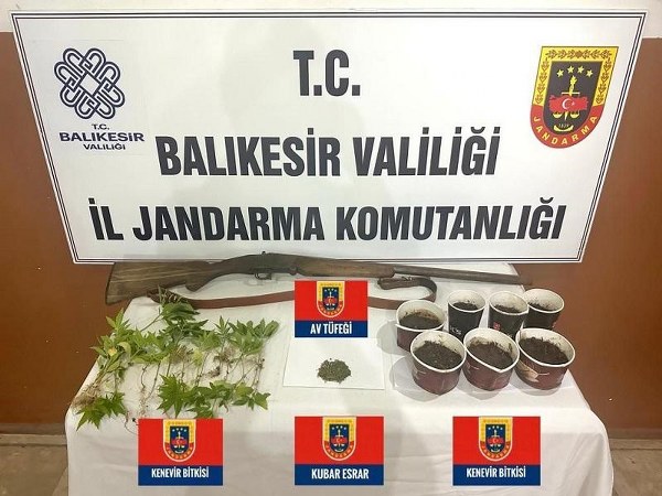 Balıkesir ilçesinde jandarma ekipleri tarafından il genelinde son 1 haftada yapılan uyuşturucu operasyonlarında 67 şüpheli şahıs yakalanırken, çok miktarda ateşli silah ve uyuşturucu madde ele geçirildi.