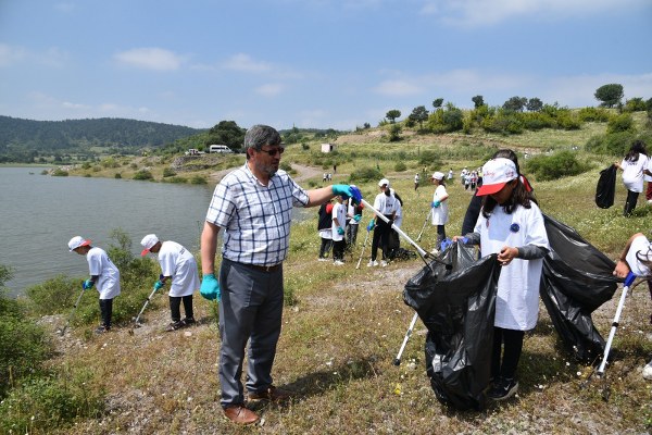 Sındırgı'da Türkiye Çevre Haftası etkinlikleri çerçevesinde ilkokul öğrencileri, Sındırgı Belediyesi personeli, madencilik şirketi Çaygören barajında atık toplama etkinliği düzenledi.