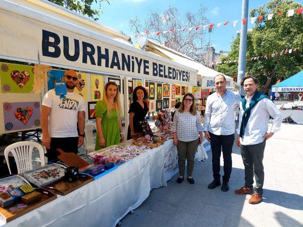 Burhaniye'de, Ticaret Odası Özel Eğitim Uygulama Okulu’nun geleneksek 8’nci Elişi ve Resim Sergisi Cumhuriyet Meydanında açıldı. Sergide, 55 öğrencinin yıl boyu hazırladığı eserler ilgi gördü.