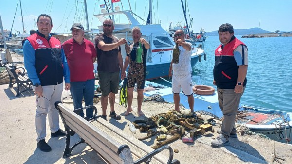 Balıkesir Ayvalık'ta dünyaca bilinen Cunda Adası’nda, Çevre Haftası nedeniyle deniz dibi temizliği çalışması yapıldı.