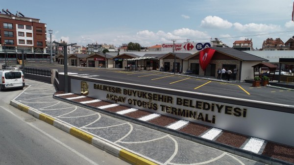 Balıkesir Büyükşehir Belediyesi, Edremit’in Akçay Terminali’ni baştan sona yenileyerek yeni bir görünüme kavuşturdu. Yolcu ihtiyaçlarına cevap veren, modern, konforlu ve güvenli bir hale gelen terminal, vatandaşlar tarafından çok beğenildi.