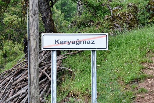 Bakanlar Kurulu kararıyla Bursa'nın Mustafakemalpaşa ilçesine bağlı Yalıntaş Mahallesi sınırlarına taşınan Dursunbey Karyağmaz Mahallesi, Dursunbey Belediyesinin aldığı Meclis Kararı ile mahalle statüsünden çıkarıldı.
