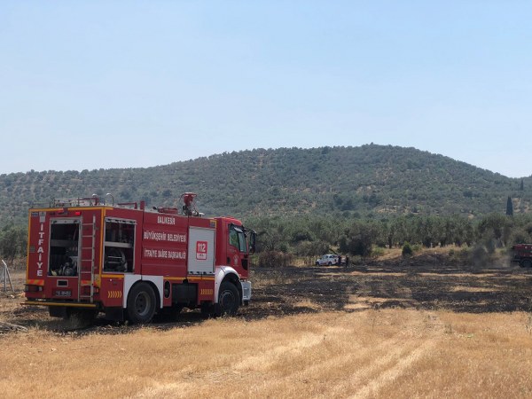 Balıkesir Burhaniye'de Şarköy Çöplüğü yanındaki otluk alanda çıkan yangın korkuya neden oldu. Yangın kısa sürede kontrol altına alındı.