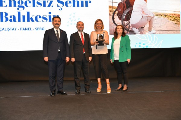 Büyükşehir’den engelleri ortadan kaldırmaya yönelik “Engelsiz Şehir Balıkesir Çalıştayı” gerçekleştirildi. Çalıştay sonunda çıkacak sonuçlar, yeni projelerin şekillenmesi yön verecek.