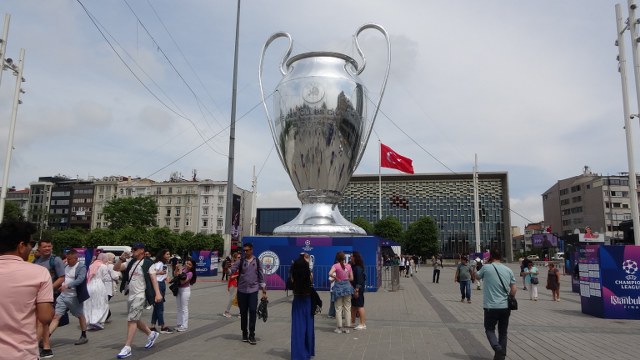 UEFA Şampiyonlar Ligi Finali öncesinde, Taksim Meydanı'nda kupanın maketi sergilendi. Vatandaşlar ve turistler, devasa kupa karşısında büyük ilgi göstererek hatıra fotoğrafları çektirdi.