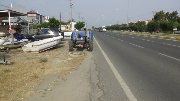Balıkesir Edremit'te meydana gelen kazada bölünmüş yolda bir otomobilin arkadan çarptığı traktör yoldan çıkarak iş yerine daldı. O sırada iş yerinde köpeği ile bulunan çocuk, traktörün altında kalmaktan saniyelerle kurtuldu. 