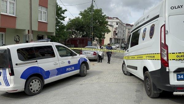 Arnavutköy'de annesi ve babasının kavga ettiğini gören genç babasını evde bulunan pompalı tüfekle öldürdü.