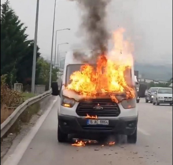 Bursa’da seyir halinde alev alan servis minibüs, kullanılamaz hale geldi.