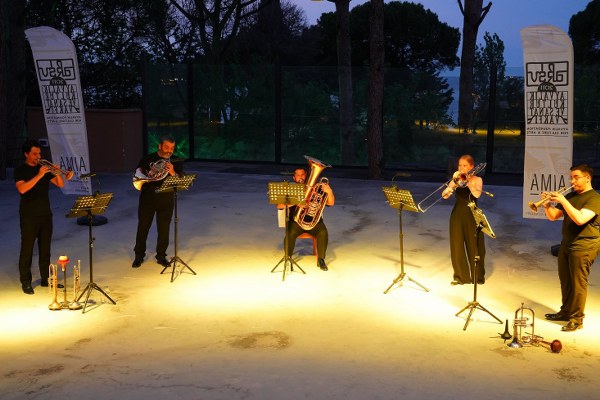 Balıkesir Ayvalık'ta , Ayvalık Uluslararası Müzik Akademisi (AIMA) tarafından 2013 yılından beri düzenlenen, ilçe halkını klasik müzik ve cazla buluşturmaya devam ediyor.