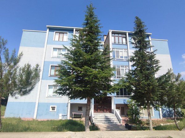 Edirne'de  oyun oynamak için çıktığı kanepede dengesini kaybeden 2,5 yaşındaki  çocuk ,pencereden düşerek ağır yaralandı.