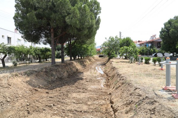 Burhaniye Belediyesi kanal ve dere temizliklerine devam ediyor. 