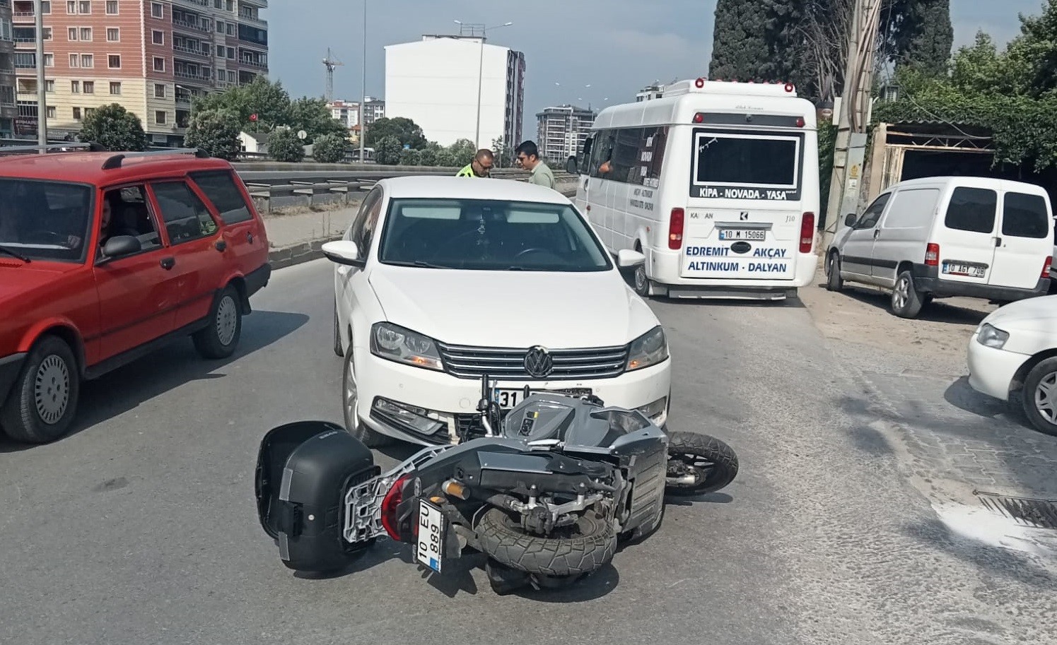 Balıkesir Edremit'te motosiklet ile otomobil çarpıştı kaza ucuz atlatıldı.