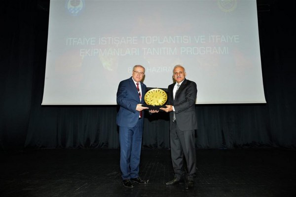 Balıkesir Büyükşehir Belediyesi İtfaiye Daire Başkanı Halil Yılmaz, Trabzon’da düzenlenen Tüm İtfaiyeciler Birliği’nin 13. Olağan Kongresi’nde oy birliği ile yeniden birlik başkanlığına oldu. Halil Yılmaz, “Başkanımız Yücel Yılmaz’ın öncülüğünde de Türk İtfaiyeciliğinin hak ettiği etkinlik ve yönetim gücüne kavuşacağına inanıyorum” dedi.