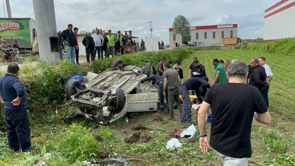 Sakarya’nın Erenler ilçesi D-100 kara yolunda kontrolden çıkan araç, önce çöp konteynerine ardından elektrik direğine çarparak takla attı, kazada 3 kişi yaralandı.