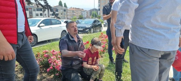 Bursa'nın İnegöl ilçesinde otomobil ile çarpışan elektrikli bisikletteki baba ve oğlu yaralandı.