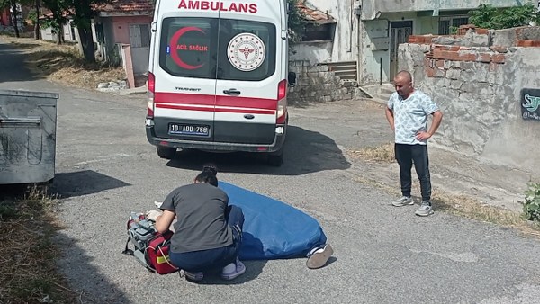 Balıkesir’in Edremit ilçesinde bir kişi, evine ekmek götürürken kalp krizi geçirdi. Müdahalelere rağmen yaşamını yitirdi.
