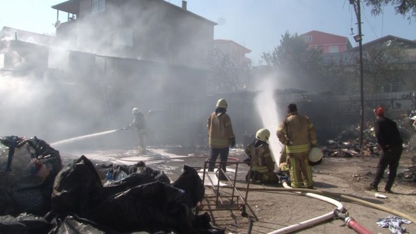 Pendik’te bulunan hurda deposunda yangın çıktı. Patlama seslerinin duyulduğu yangın, itfaiye ekiplerinin müdahalesi ile söndürüldü.