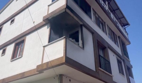 Kocaeli'nin Darıca ilçesinde söndürülmeyen sigara izmariti evde yangın çıkardı . Çıkan yangını itfaiye ekiplerince söndürüldü.