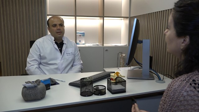 Bel ve boyun düzleşmeleri ile fıtık hastalığının birbiriyle iç içe olduğunu vurgulayan Beyin ve Sinir Cerrahı Dr. Ufuk Özsoy, günlük düzenli yürüyüşlerin ve masa başında çalışanların her 30 dakikada bir kalkıp 5 dakika yürüyüş yapmasının gibi basit önlemlerle bu sorunların önlenebileceğini belirtti. Dr. Özsoy, iki haftadan uzun süren bel ve boyun ağrıları durumunda mutlaka bir hekime başvurulmasını tavsiye etti.