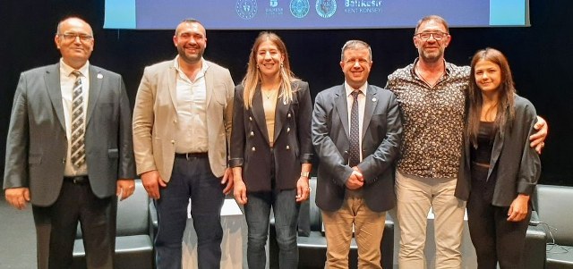 Balıkesir'de Milli Mücadeleden Bugüne Gençlik ve Spor Faaliyetleri Çalıştayı düzenlendi. Program, Avlu Kongre ve Kültür Merkezi'nde gerçekleştirildi ve Balıkesir'in başarılı sporcuları Milli Boksör Ali Eren Demirezen, Milli Güreşçi Yasemin Adar Yiğit, Milli Güreşçi Hakan Kaya ve Milli Judocu Habibe Afyonlu katıldı.