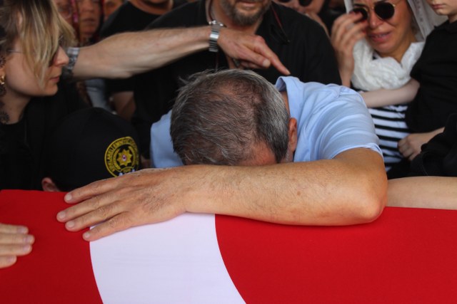 Deprem bölgesi Hatay'da geçici görevde bulunurken şehit olan Komiser Yardımcısı Selim Sarıkaya, uzun süre görev yaptığı Kırklareli'nde düzenlenen törenle son yolculuğuna uğurlandı.