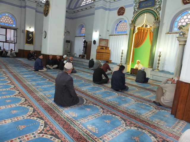 Burhaniye ilçesinde, müftülüğün kış aylarında başlattığı "Sabah Namazı Buluşmaları" etkinliğinin son programı, tarihi Kocacami'de gerçekleştirildi. Sabah namazının ardından salavat-ı şerifeler okunarak tekbirler getirildi.