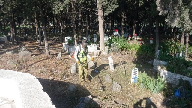 Yaklaşan Kurban Bayramı öncesinde, Burhaniye Belediyesi ilçedeki mezarlıklarda bakım ve düzenleme çalışmalarına hız verdi.