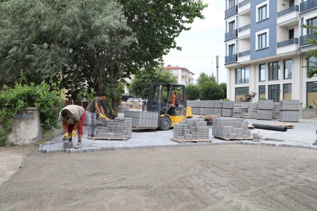 Burhaniye Belediyesi Fen İşleri Müdürlüğü ekipleri, İlçe genelinde sezon için hazırlık çalışmalarını program dahilinde hızla sürdürüyor.