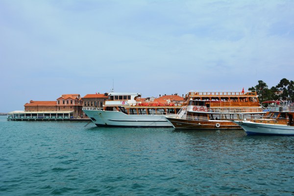 İç turizmin önde gelen bölgelerinden "Kuzey Ege'nin İncisi" Ayvalık, Kurban Bayramı’nda da tatilcilerden büyük ilgi görüyor.