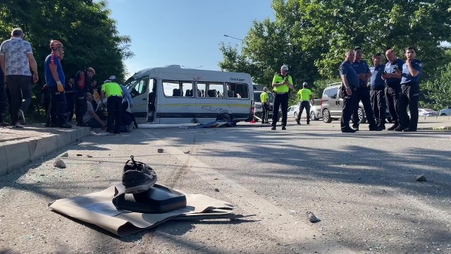 Bursa'da işçi servis minibüsüyle bir otomobilin çarpışması sonucunda meydana gelen kazada 1 kişi hayatını kaybetti, 9 kişi ise yaralandı.
