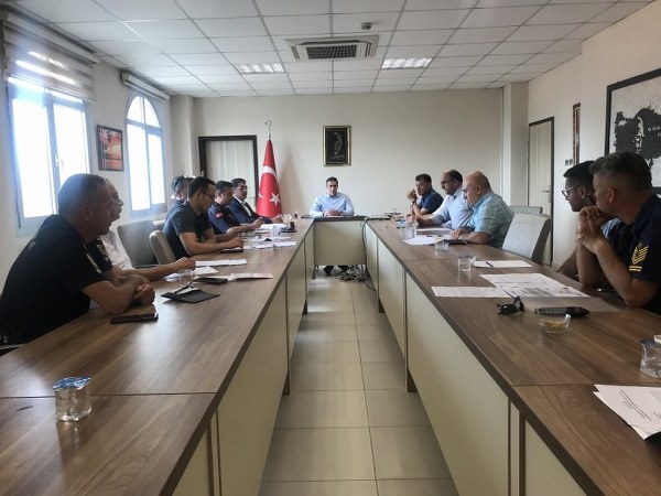 Balıkesir'in Burhaniye ilçesinde yaz aylarında turizm sezonunun başlamasıyla başta trafik tedbirleri ve suda boğulma olayları olmak üzere alınacak tedbirlerin görüşüldüğü değerlendirme toplantısı yapıldı. 
