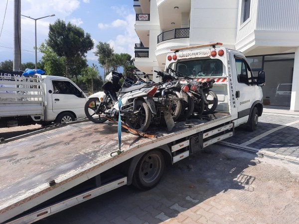 Balıkesir'in Edremit ve Havran ilçesinde JASAT operasyonunda 7 çalıntı motosiklet ele geçirildi. Gözaltına alınan 10 kişiden ikisi tutuklanarak cezaevine gönderildi.
