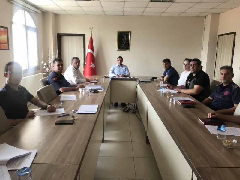 Burhaniye’de, Kaymakam İlyas Memiş başkanlığında orman yangınlarıyla mücadele koordinasyon ve değerlendirme toplantısı yapıldı. Toplantıda orman yangınlarına karşı alınacak tedbirler konuşuldu.