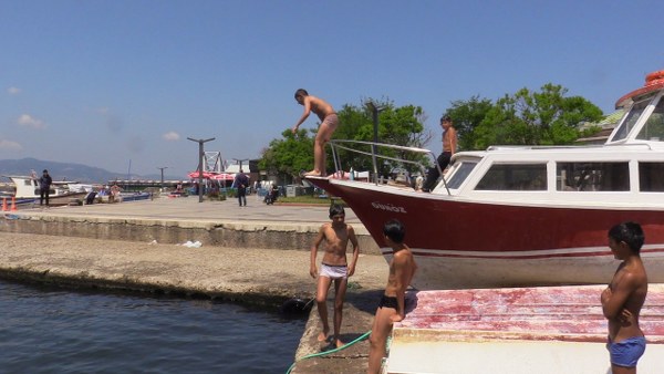 Balıkesir’in Bandırma ilçesi, sahil kenarında olmasına rağmen denize girilecek alanın olmayışından dolayı çocuklar tarafından eleştiriliyor. Özellikle limanda denize giren çocuklar, Bandırma’da denize girebilecekleri bir yer istiyor.