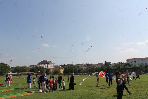 Manyas Gençlik ve Spor Müdürlüğü ilçe stadında uçurtma şenliği gerçekleştirildi.