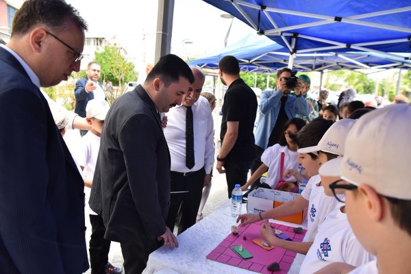 Altıeylül Belediyesi bünyesinde ve Milli Eğitim Müdürlüğü’nün yapmış olduğu sınavlar sonucunda Çocuk Üniversitesi’ne girmeye hak kazanan öğrenciler yılsonu etkinlikleriyle eğitim-öğretimlerini tamamladılar.