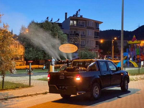 Balıkesir’in Edremit Belediyesi kentlilerin rahat bir yaz dönemi geçirmesi için 47 mahallede sinek ve haşere ile mücadele çalışmaları aralıksız sürüyor.