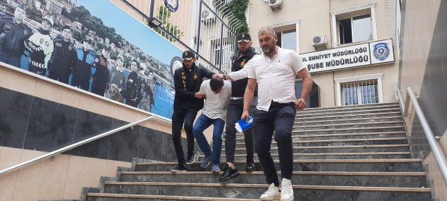 Rus turistin Beyoğlu'nda bıçaklanarak öldürülmesi olayında, katil zanlısı yakalandı. Şüpheli, emniyet tarafından gözaltına alındıktan sonra adliyeye sevk edilmek üzere işlemler yapıldı.