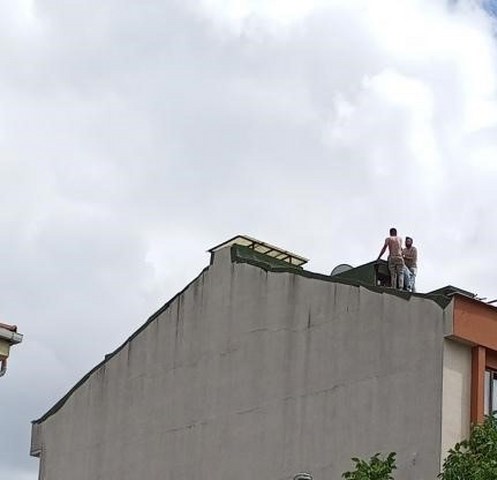 Küçükçekmece'de, madde bağımlısı bir kişi çatıya çıkarak intihar etmeye çalıştı. Polis ve itfaiye ekiplerinin çabaları sonuçsuz kalınca, bir vatandaş çatıya çıkarak intihar etmeye çalışan kişiyi döverek aşağı indirdi. Bu olayın anları cep telefonu kamerasıyla kaydedildi.