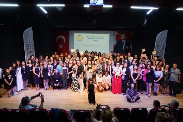 23. Direklerarası Ege Bölgesi Tiyatro Ödülleri, Ayvalık Belediyesi Nejat Uygur Sahnesi’nde, sahiplerini buldu. Çok sayıda tiyatro emekçisinin katılım sağladığı ödül töreninde konuşan Ayvalık Belediye Başkanı Mesut Ergin, ödül töreninin Ayvalık’ta yapılmasından dolayı duyduğu sevinci dile getirdi.